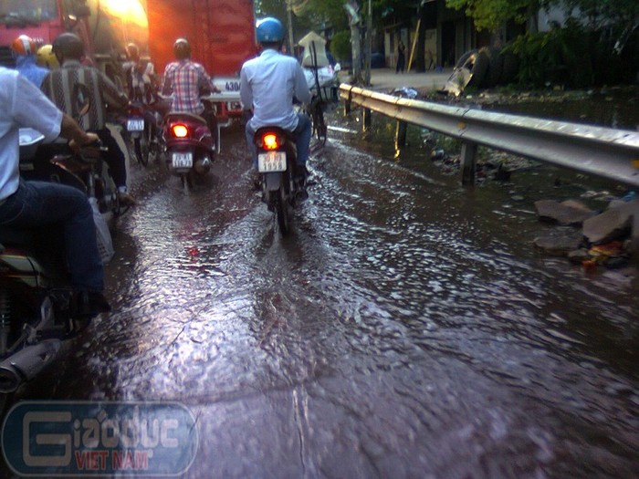 Một đoạn đường Kim Giang, Hoàng Mai không mưa cũng úng lụt